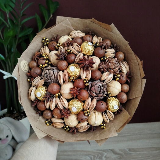 Строгий ореховый букет с конфетами Ferrero Rocher и кедровыми шишками (М)