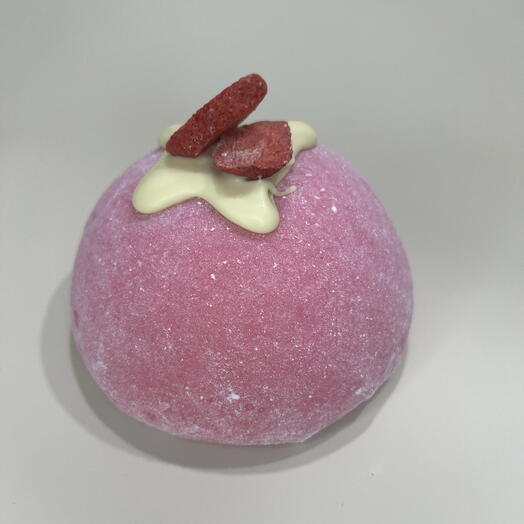 Моти-бенто с клубникой