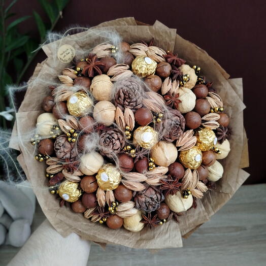 Строгий ореховый букет с конфетами Ferrero Rocher, кедровыми шишками и ковылём (L)