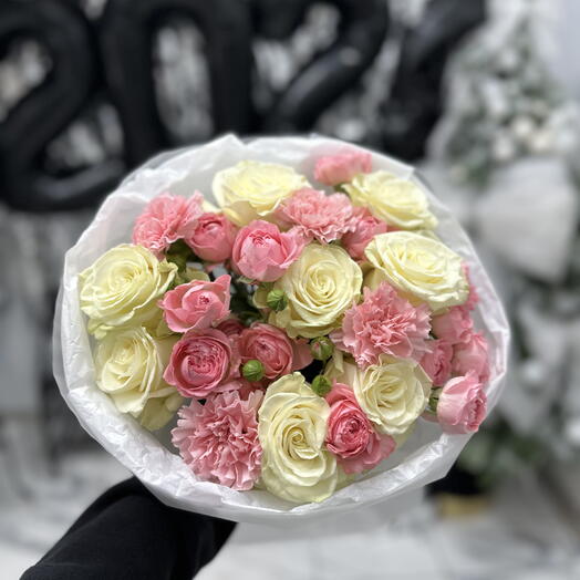 Букет с кустовыми розами и диантусами