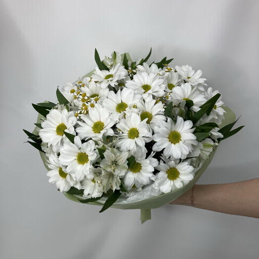 Солнечный букет из хризантем, ромашек и альстромерий