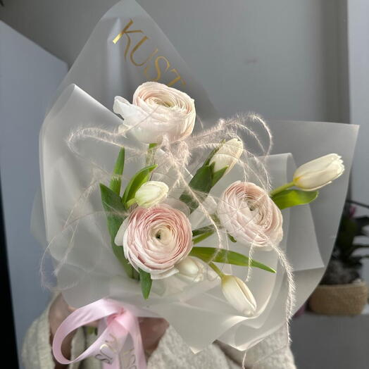 Без лишних слов: ранункулюсы и тюльпаны