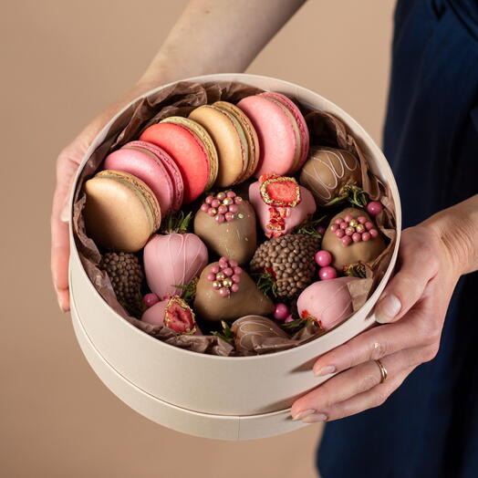 Набор клубники в бельгийском шоколаде и пирожных «Sweet»
