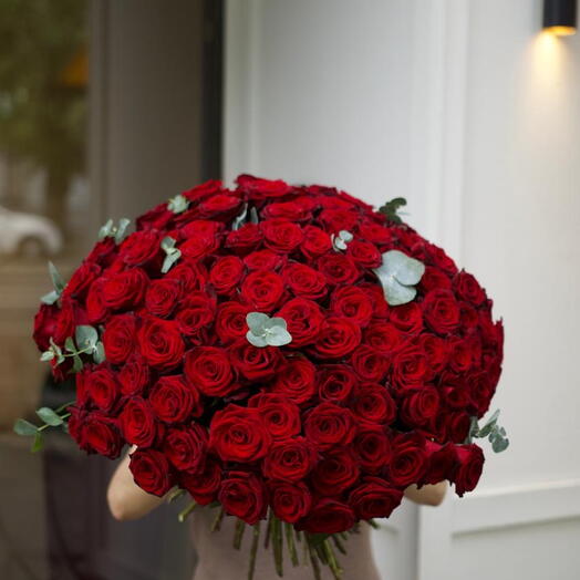 Mono red roses