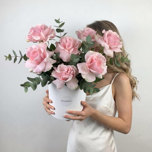 Композиция с розовыми французскими розами и эвкалиптом от XOFLOWERS