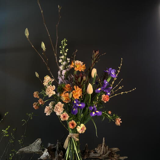 Авторский букет «Aria of Bloom» магнолия/ирисы/ранункулюс