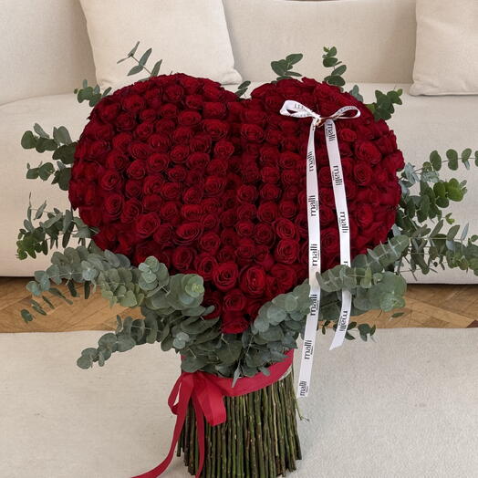 201 роз в форме сердца