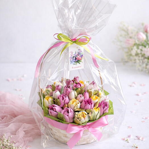 Сладкий букет тюльпанов в корзине, подарок девушке на 8 марта