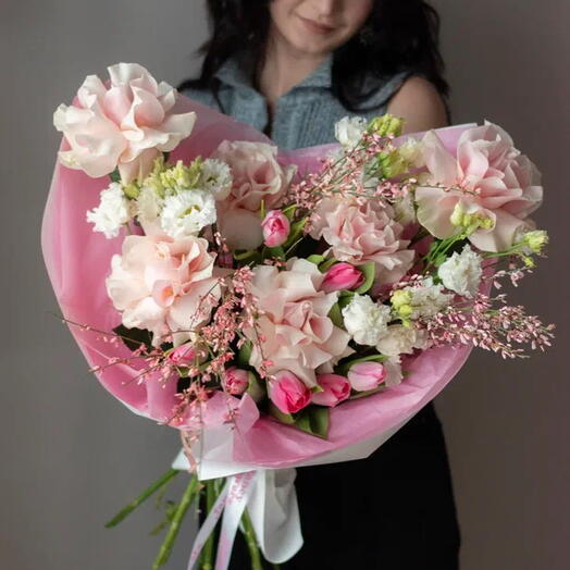 Весенний букет с розами и тюльпанами