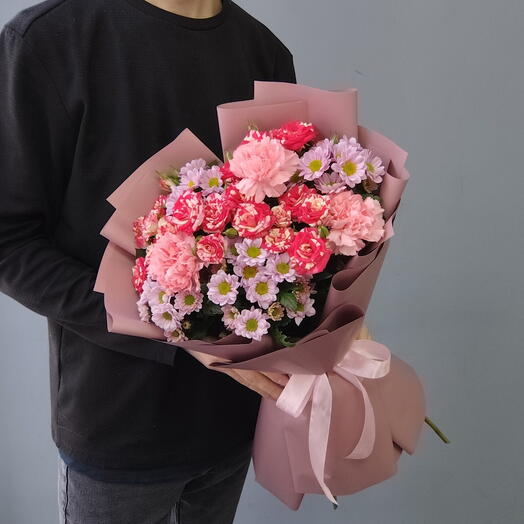 Авторский букет из кустовых роз Фаерворкс, хризантем Сантини Росси Пинк и розовых диантусов (гвоздик)