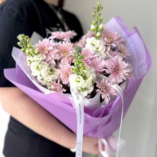 Букет с фиолетовой хризантемой и маттиолой 🌸🩷