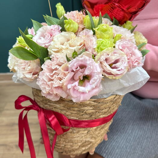 Лизиантусы в кашпо