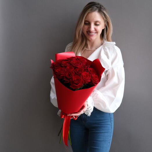 Монобукет из 15 красных роз Ред Наоми