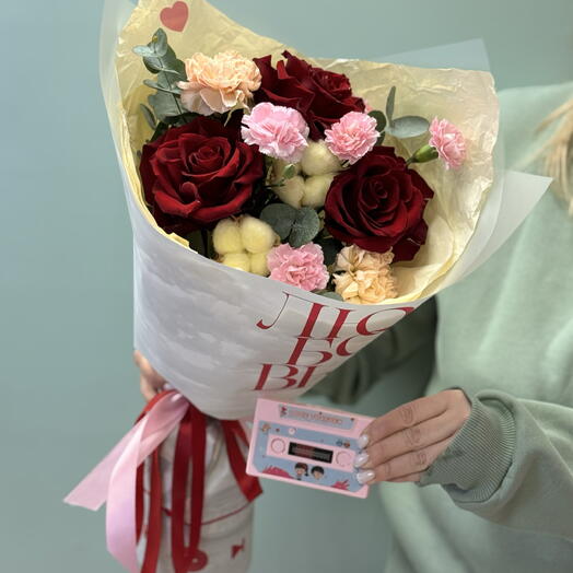 Яркий букет и голосовая открытка-кассета 💌