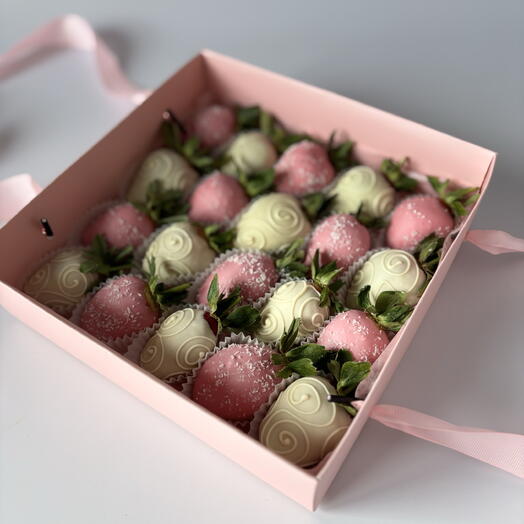 Клубника с бантом в розовой коробке