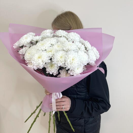 Нежные белые хризантемы