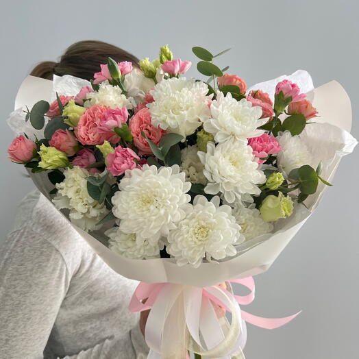 Букет из кустовой пионовидной розы, кустовой хризантемы, махровой эустомы, кустового диантуса и эвкалипта