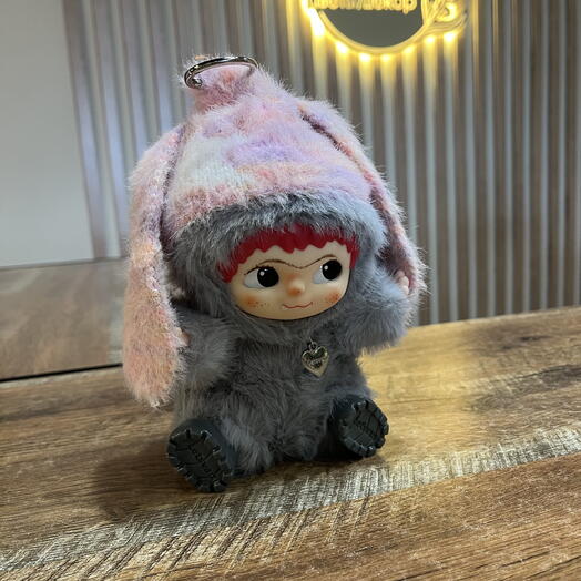 Игрушка серый Пушистик в шапочке