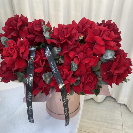 Композиция из красных французских роз