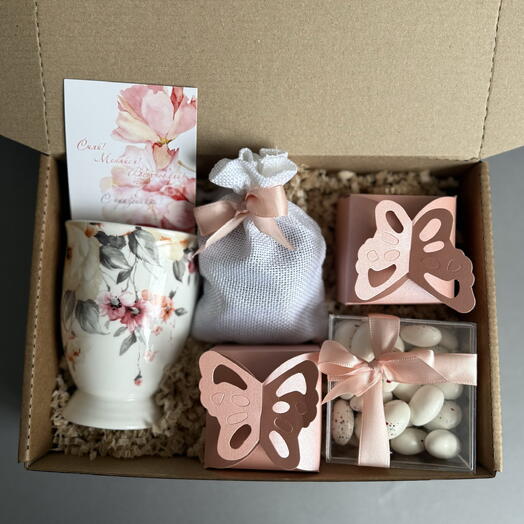 Подарок для подруги с кружкой ,миндалем в шоколаде и сладостями