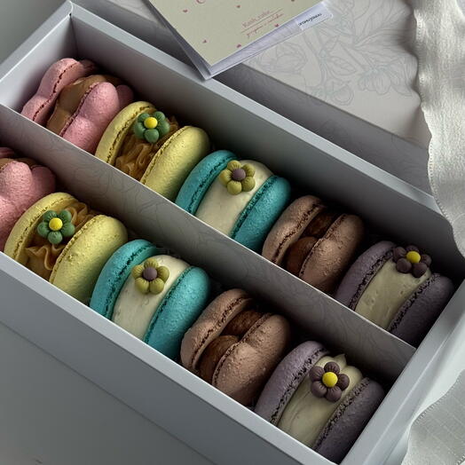 Набор пирожных макаронс к 8 марта