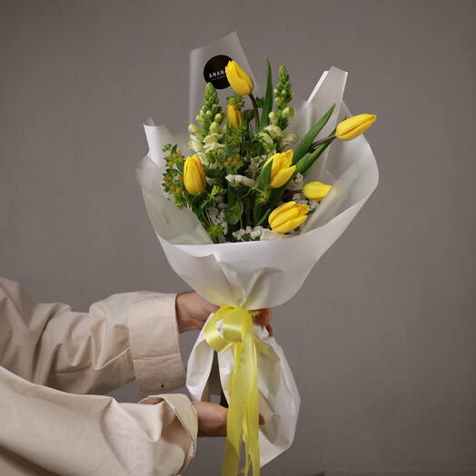 Весенний букет из солнечных тюльпанов и статицы