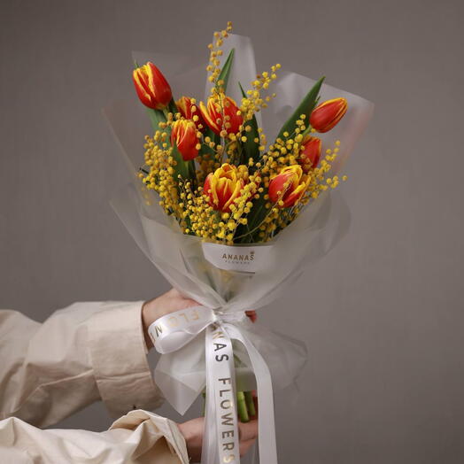 Весенний букет с ароматной мимозой и тюльпанами