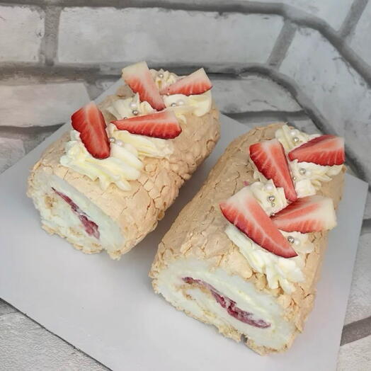 Меренговый рулет с клубникой