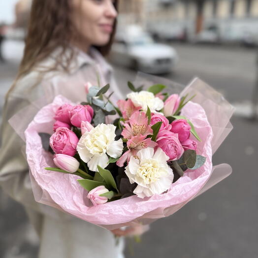Букет с кустовыми пион розами, тюльпанами и эвкалиптом