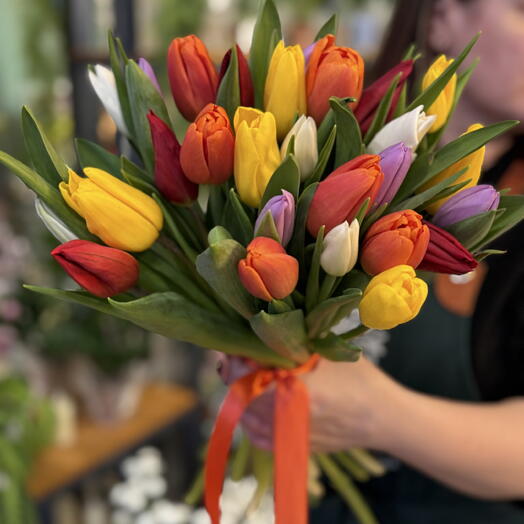 Букет из 31 яркого тюльпана
