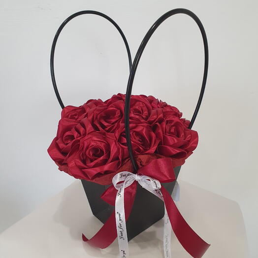 Букет из 13 бордовых роз из атласной ленты