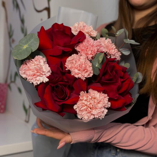 Красные розы, розовые диантусы и эвкалипт 💝