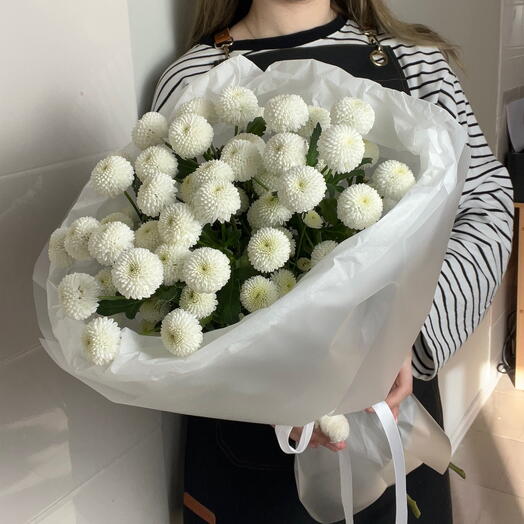 Стойкий букет белых кустовых хризантем