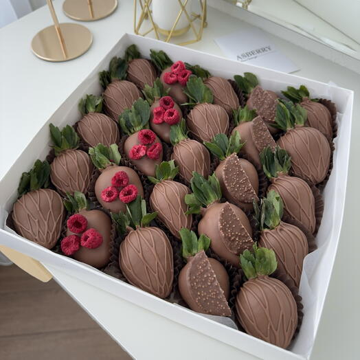 Клубника в шоколаде в классической коробке 25 -30 ягод
