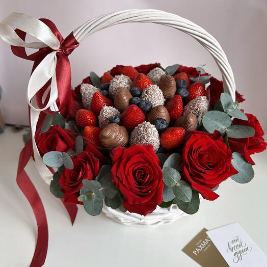 Клубника в шоколаде и розы 🌹