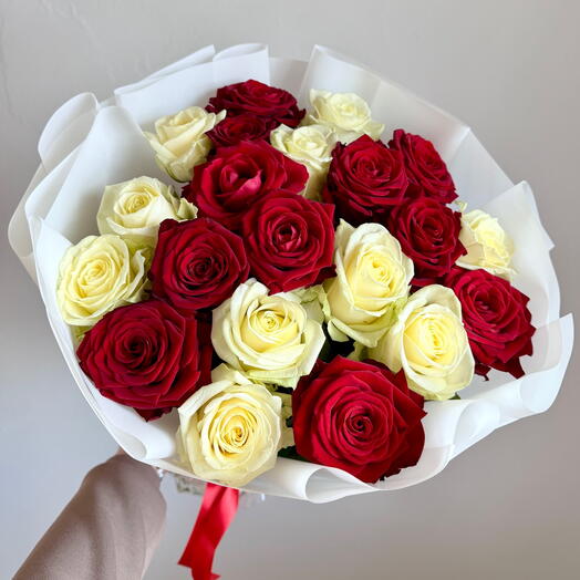 Розы красные и белые 21 шт