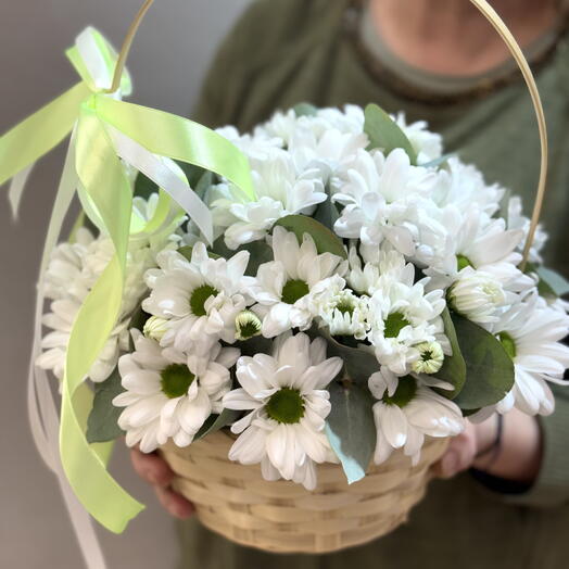 Корзиночка с белыми кустовыми хризантемами Чик