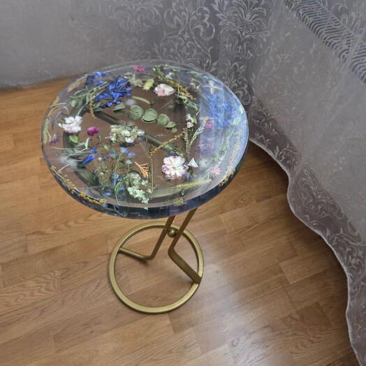 Стол из эпоксидной смолы с сухоцветами