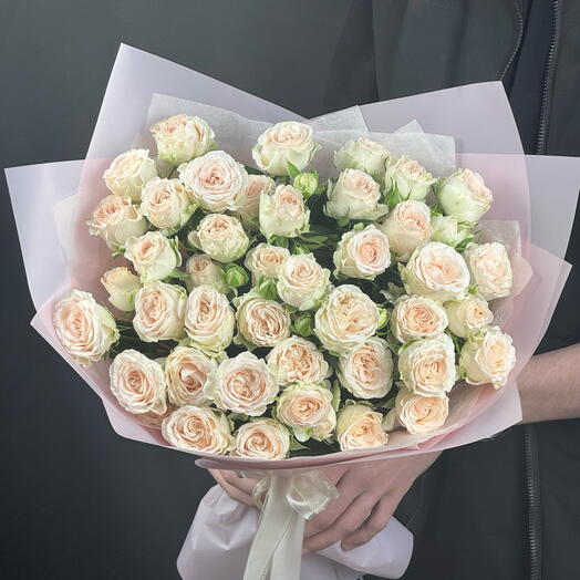 11 пионовидных, кустовых роз