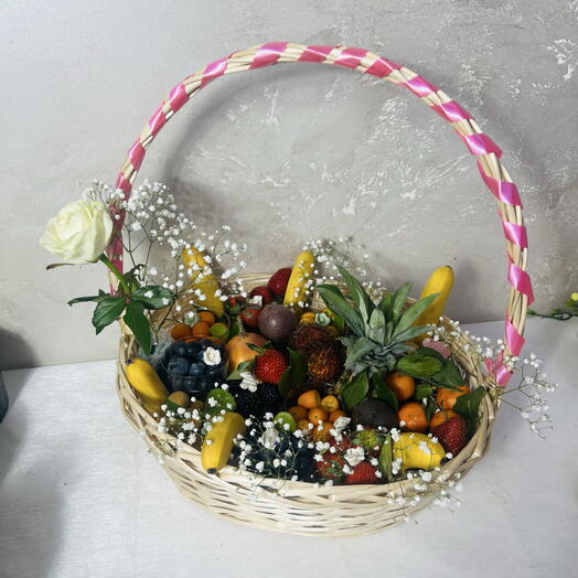 Корзина с ягодами и тропическими Фруктами