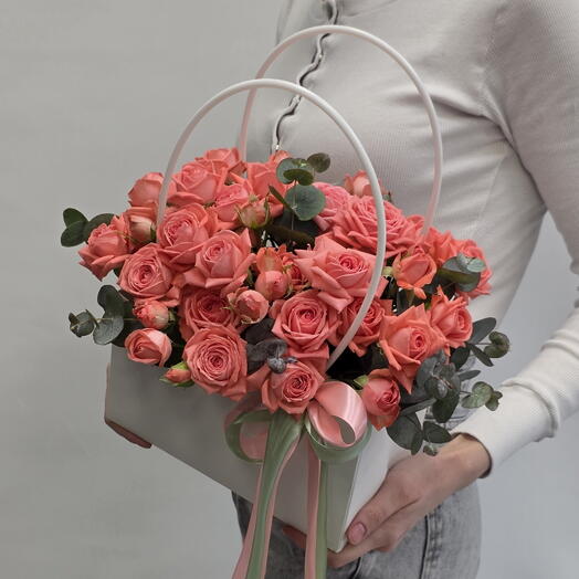 Коралловый кустовых розы Барбадос в белой сумочке