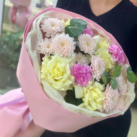 Букет из хризантем, диантусов, роз и эвкалипта