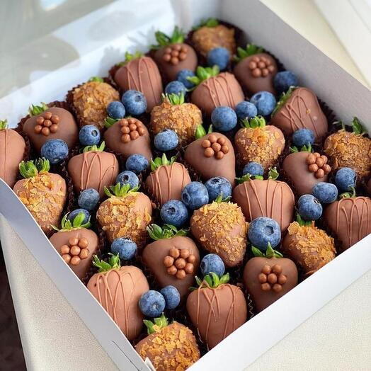 Chocolate-Dipped Strawberry   Blueberry Luxury Box