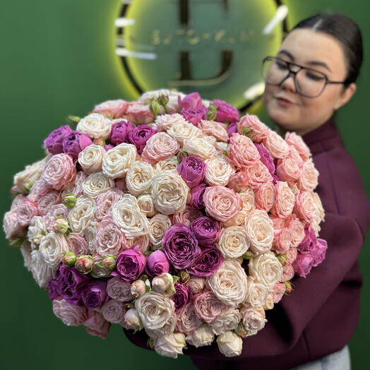 Букет из 45 пионовидных кустовых роз