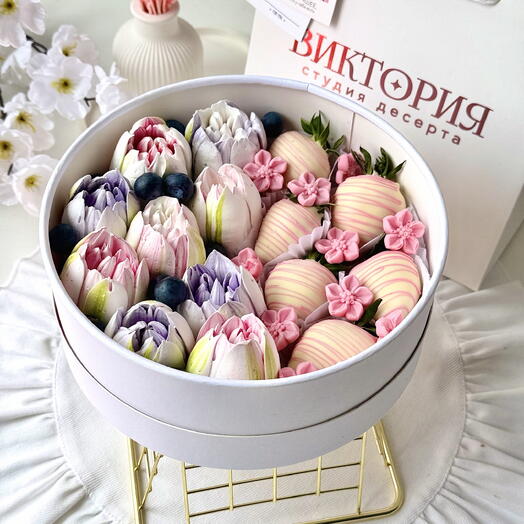 Дофаминовый микс зефирные тюльпаны со вкусом клубники и малины и клубника в шоколаде с голубикой и шоколадными цветами