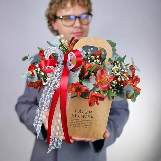 Сумочка красная альстромерия 5 шт и гипсофила 1 шт