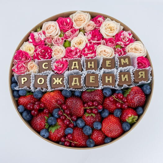 Букет из роз с клубникой, голубикой, смородиной и шоколадом