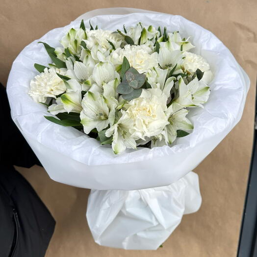 Нежный букет для той самой 😍 из стойких альстромерий и нежных диантусов с веточкой эвкалипта бмнл бмнд