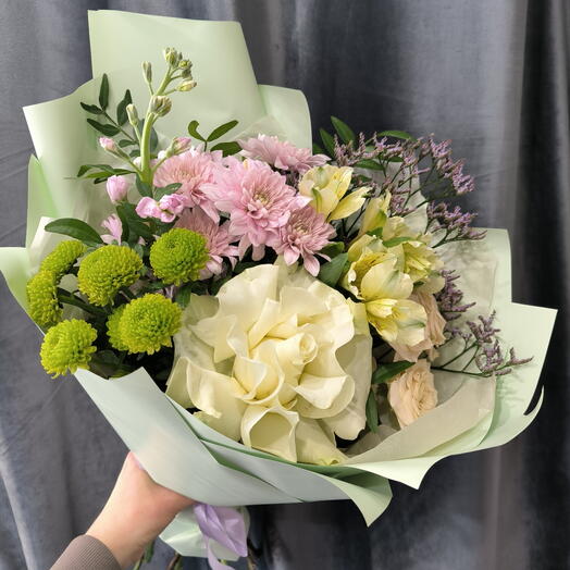 Букет с розой, хризантемой, лимониумом, альстромерией