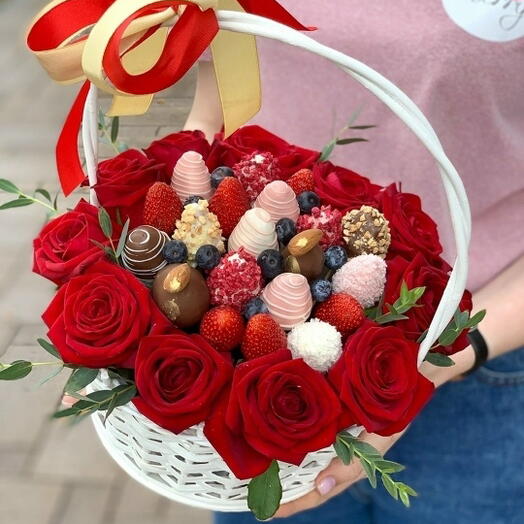 Корзина с розами и клубникой в шоколаде